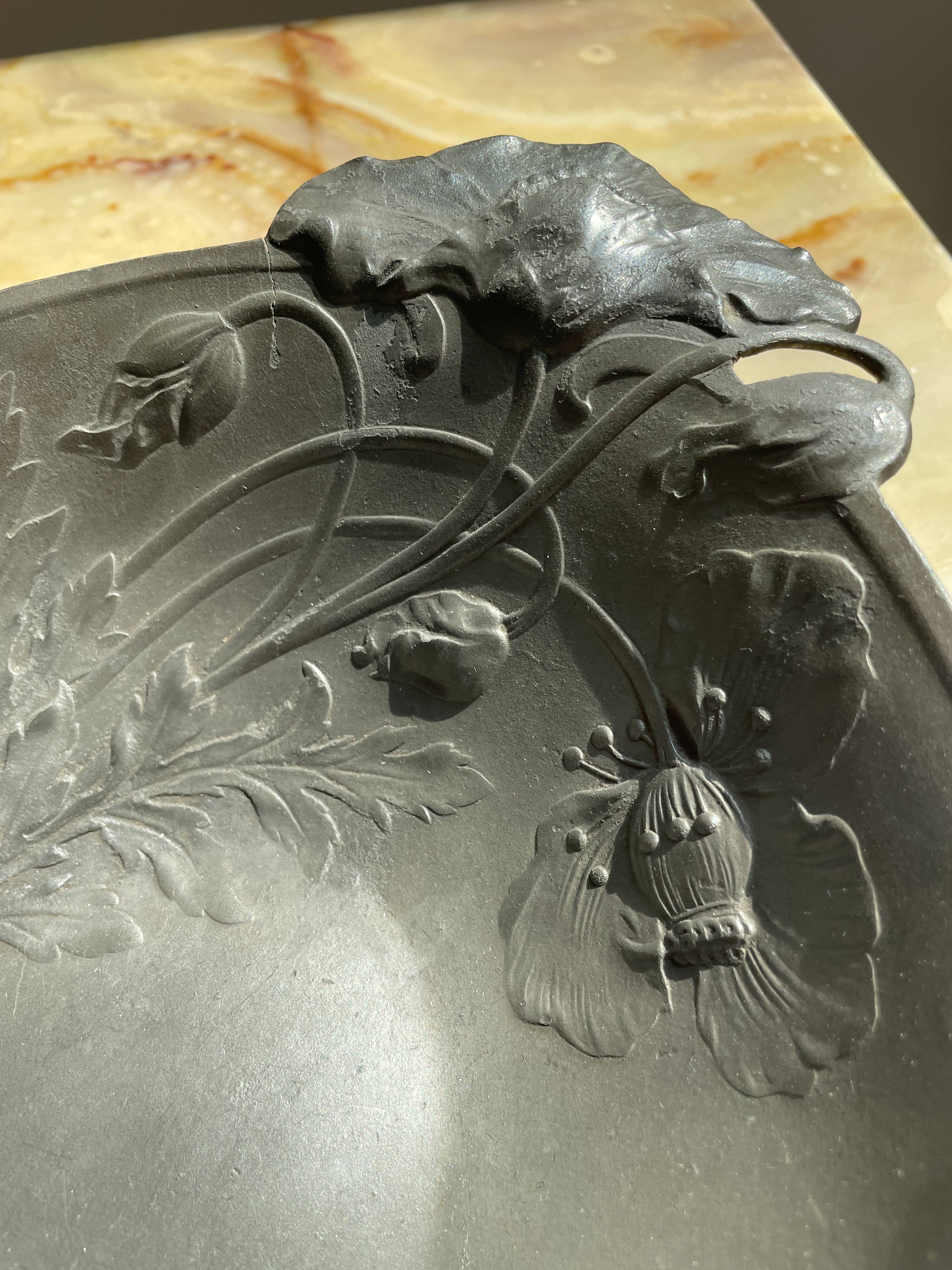 Art Nouveau dish with poppy motifs in pewter
