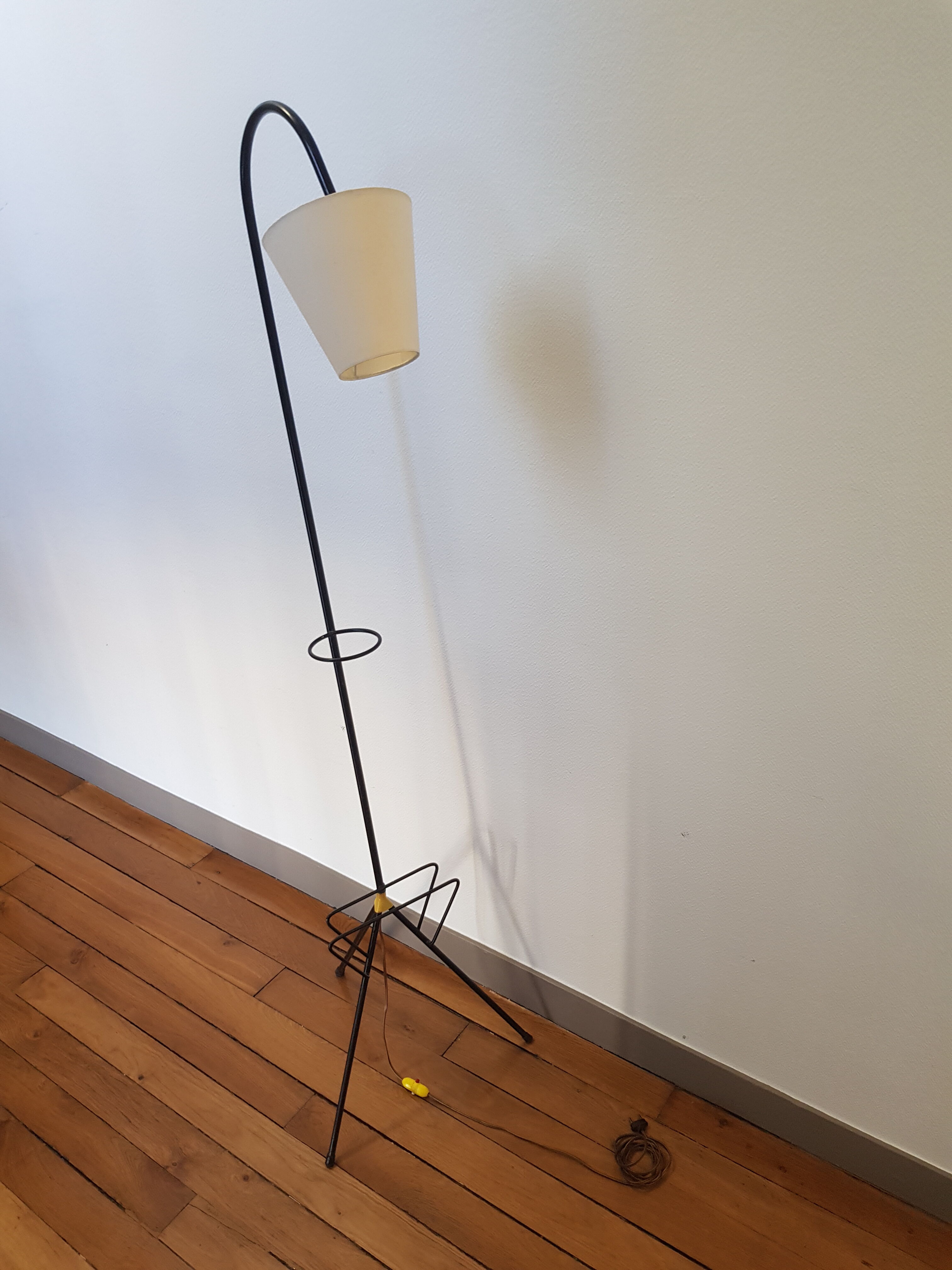Tripod lamp