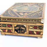 Boîte ancienne artisanale en marqueterie de paille, années 1920