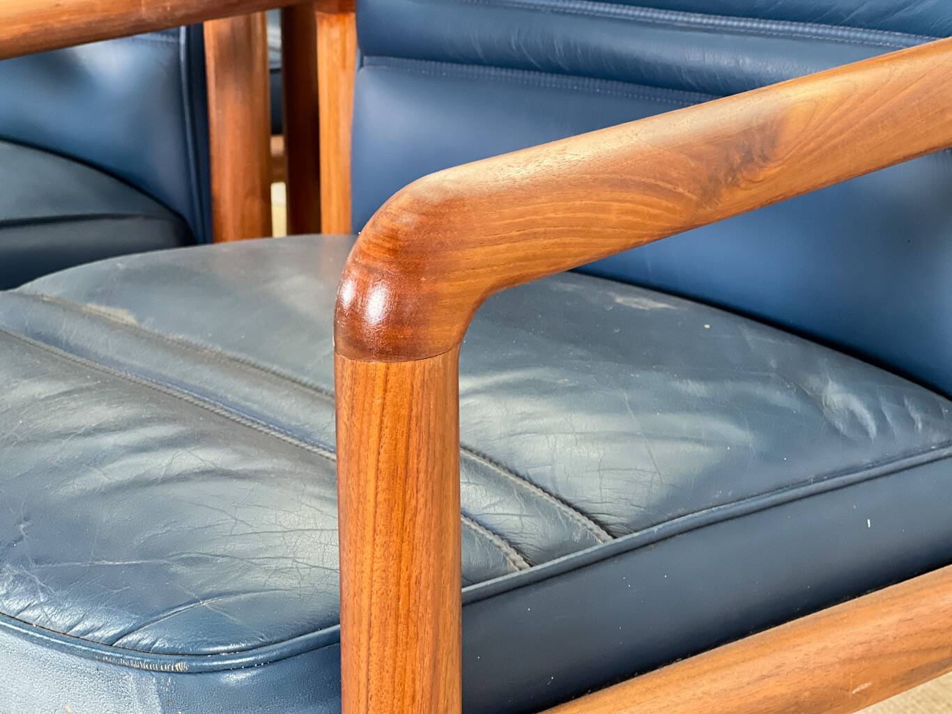 Ensemble de huit chaises de salle à manger à accoudoirs en noyer par Gordon Russell, années 1960