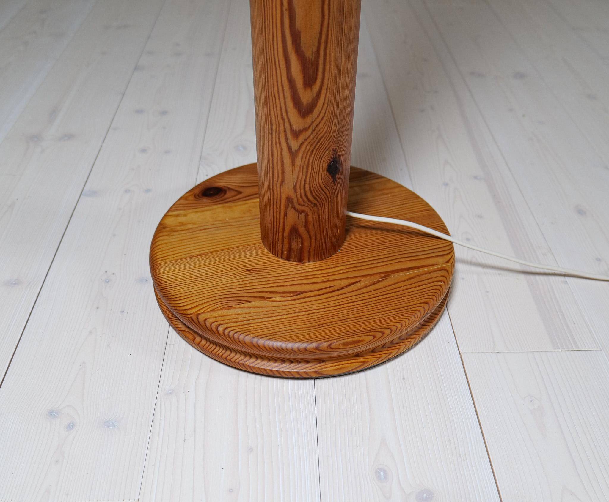 Modern sculptural Scandinavian floor lamp in pine by Uno Kristiansson, Sweden 1970s