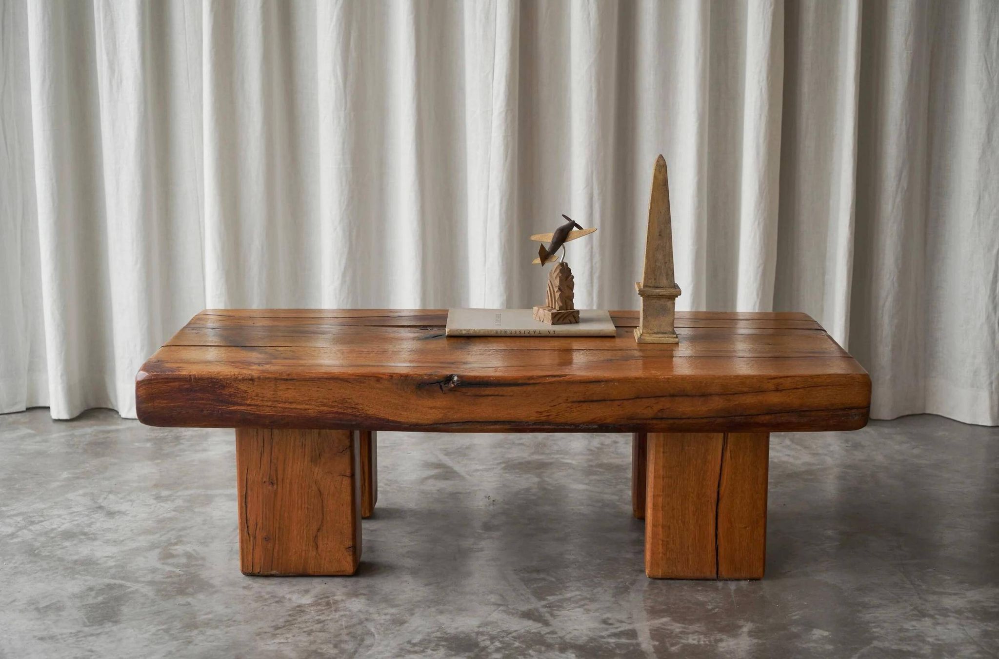 Table basse brutaliste en chêne massif - années 20