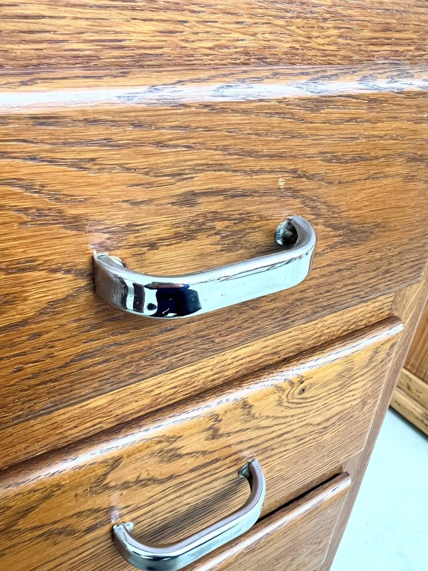 Commode vintage en chêne et poignées chrome – années 60