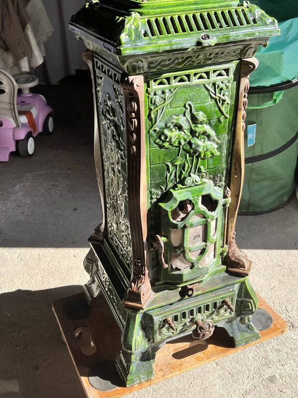 Poêle ancien en fonte émaillée verte ''Monopole'' – Devillé & Cie – Charleville