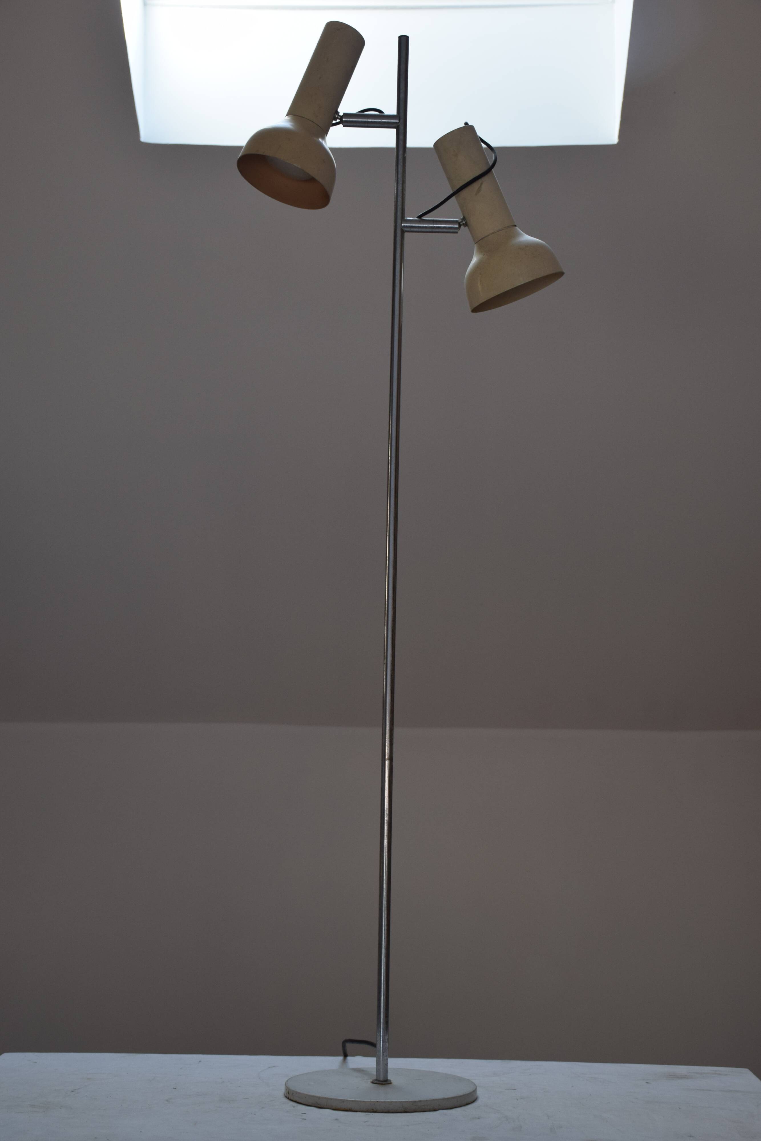 Light 2 lights on foot