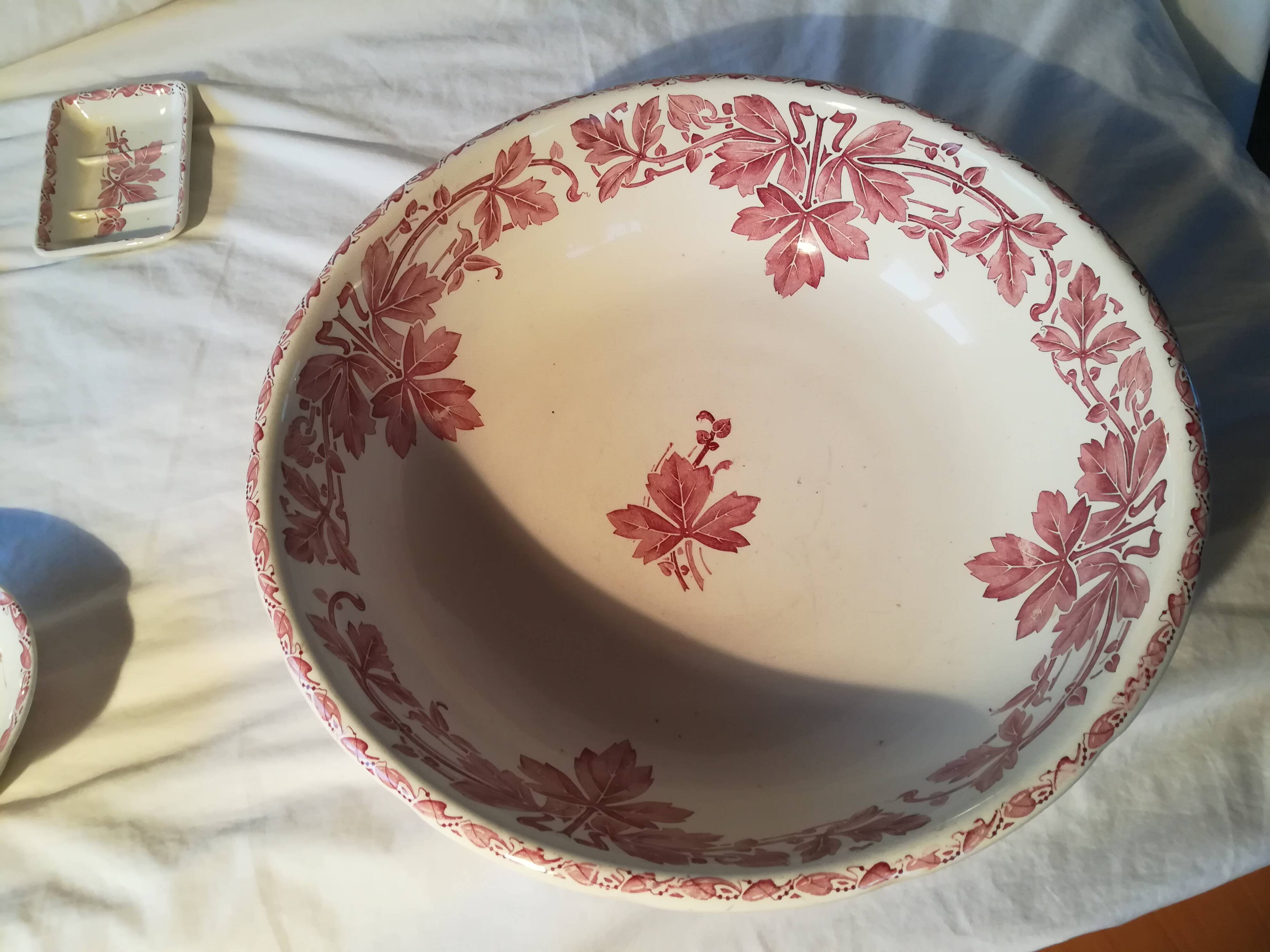 Service de toilette broc et vasque faïence rose