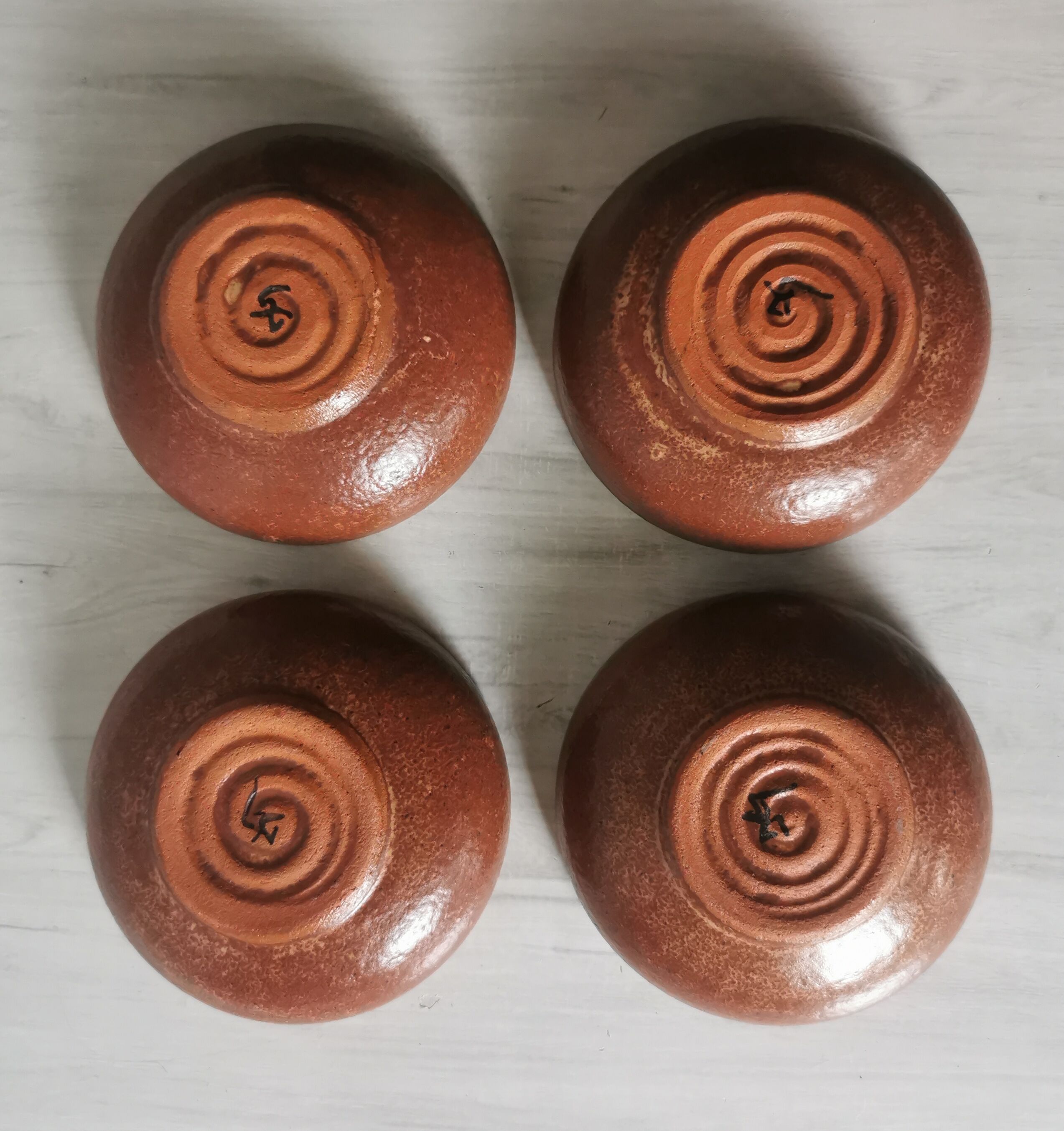 Salad bowl and enamelled sandstone cups