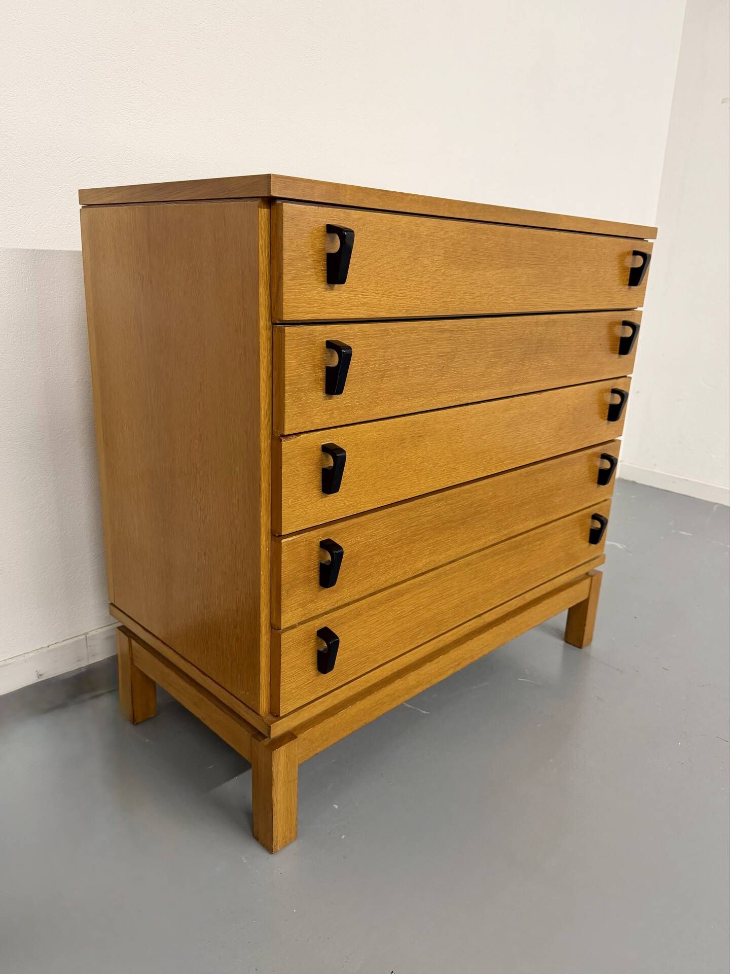 Vintage chest of drawers with 5 drawers in light wood, French design from the 60s/70s.