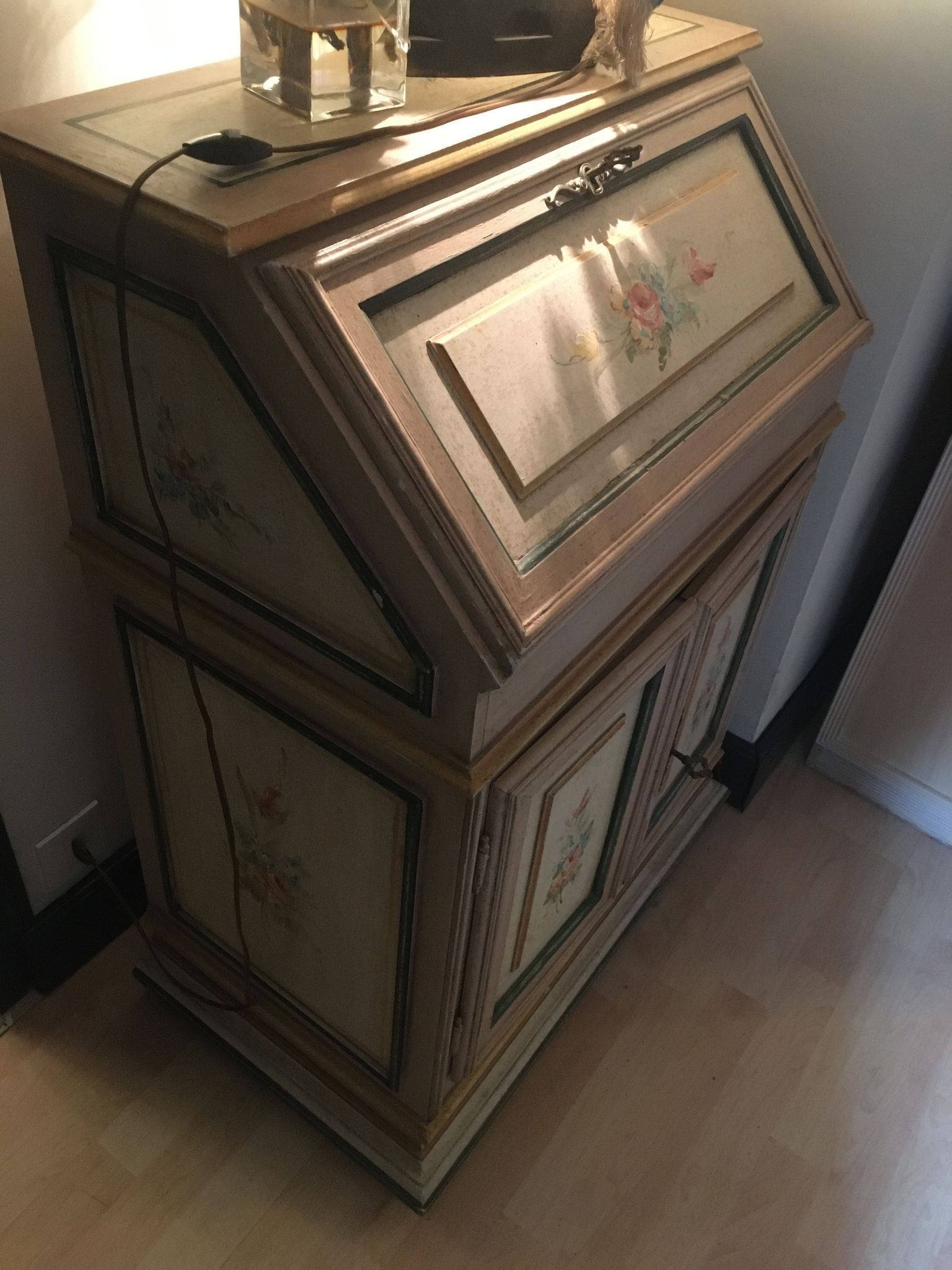 Secrétaire en pin, bois peint à motifs de fleurs