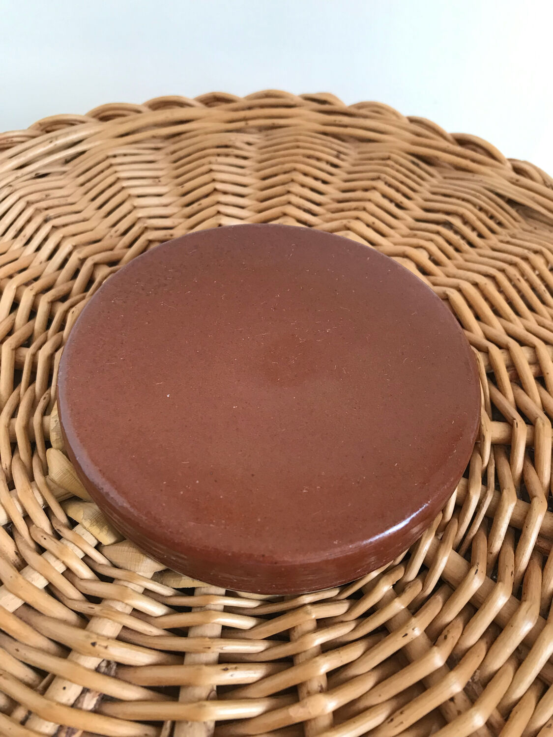 Stoneware pot with lid