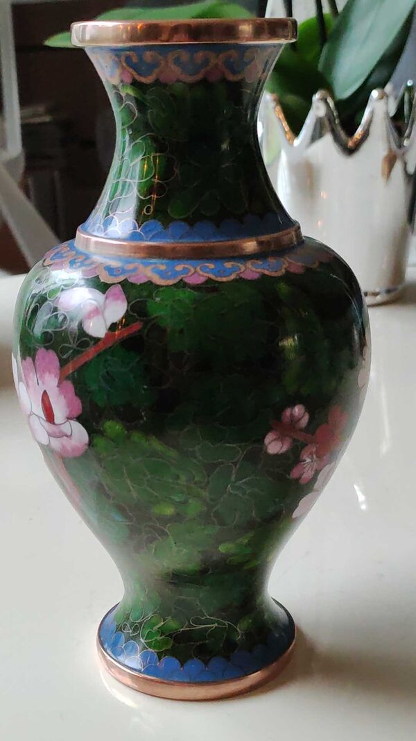 Vase balustre artisanal chinois, peint main, en émail cloisonné/motifs floraux, pivoines 21 cm