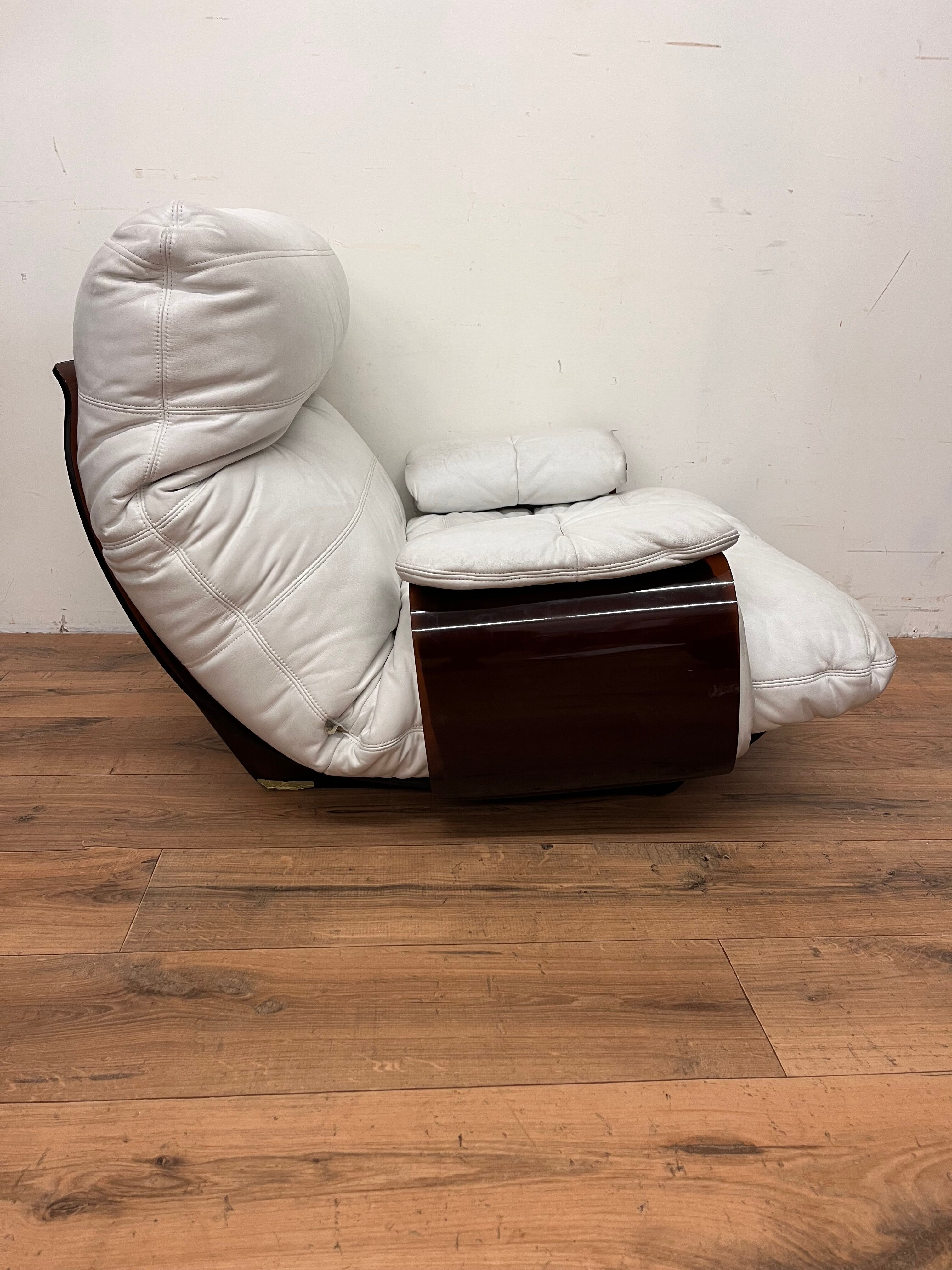 Armchair and ottoman Marsala in white leather by Michel Ducaroy for Ligne Roset