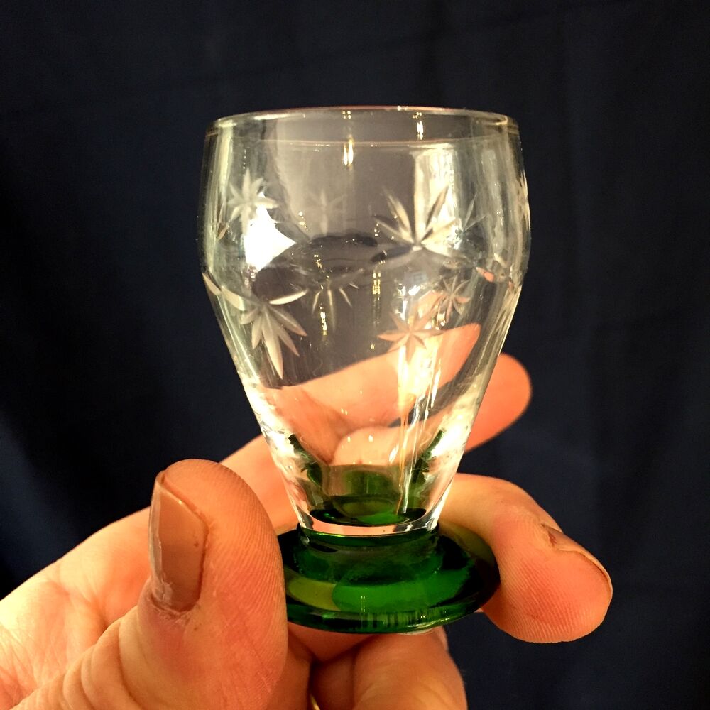 Carafe liquor service with 9 two-tone glasses