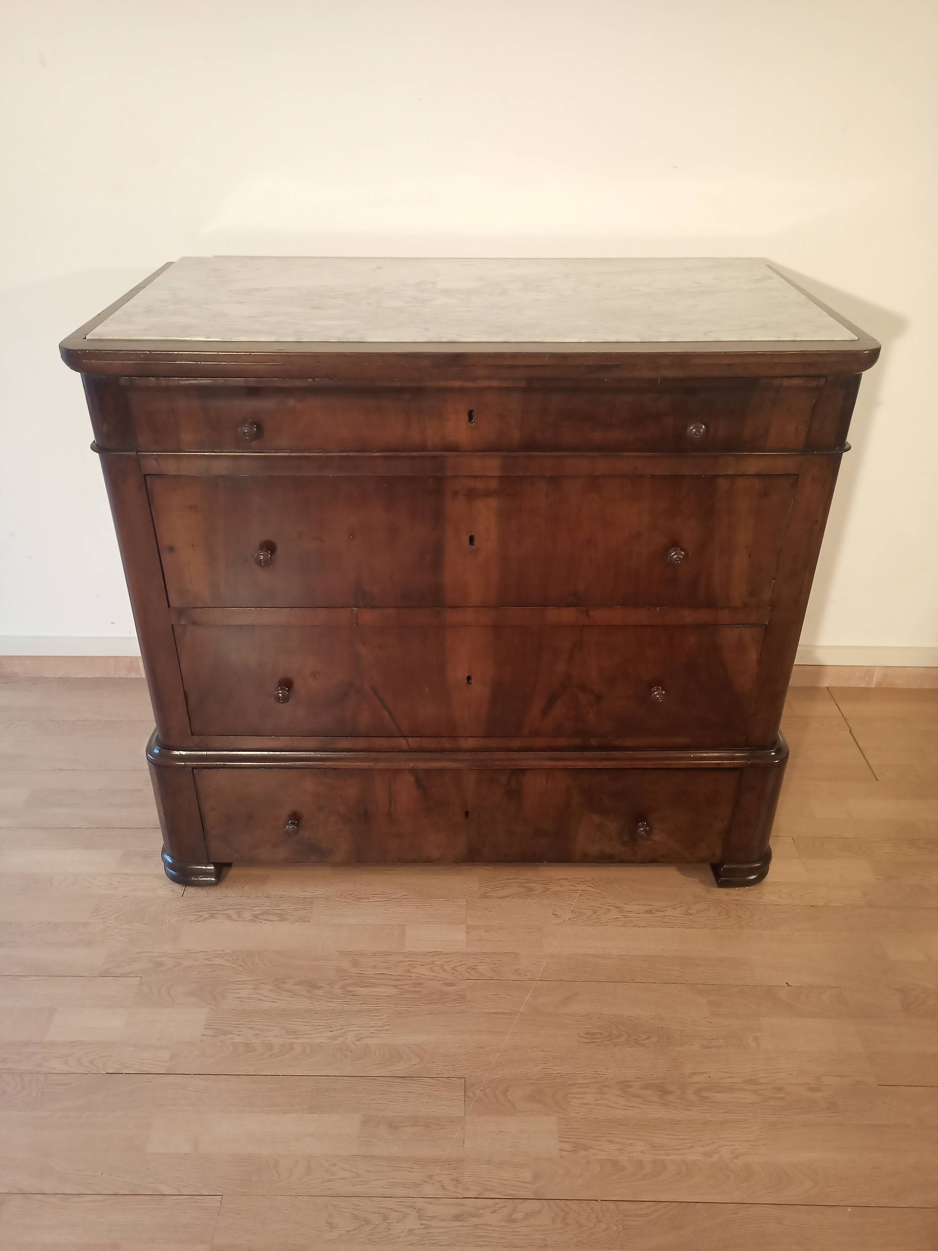 Commode italienne à quatre tiroirs en noyer de la fin du XIXe siècle