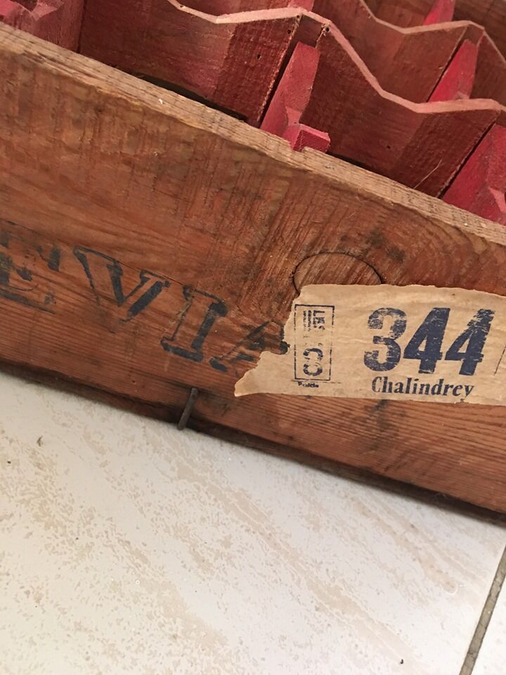 Caisse evian bottle holder