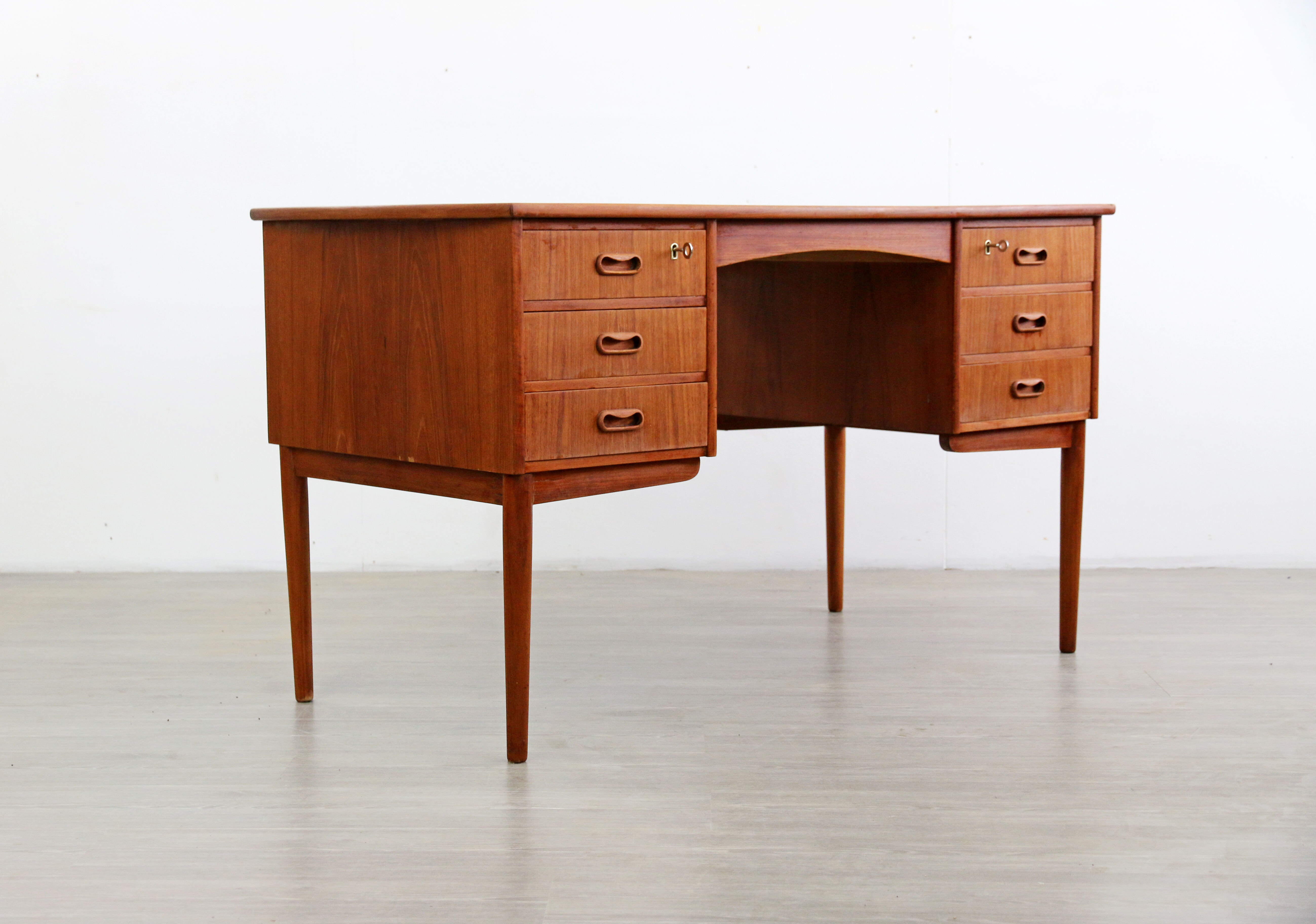 Bureau en teck, années 1960