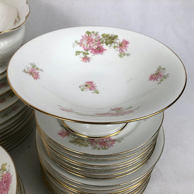 Limoges porcelain service decorated with flowers, mid XXth 57 pieces
