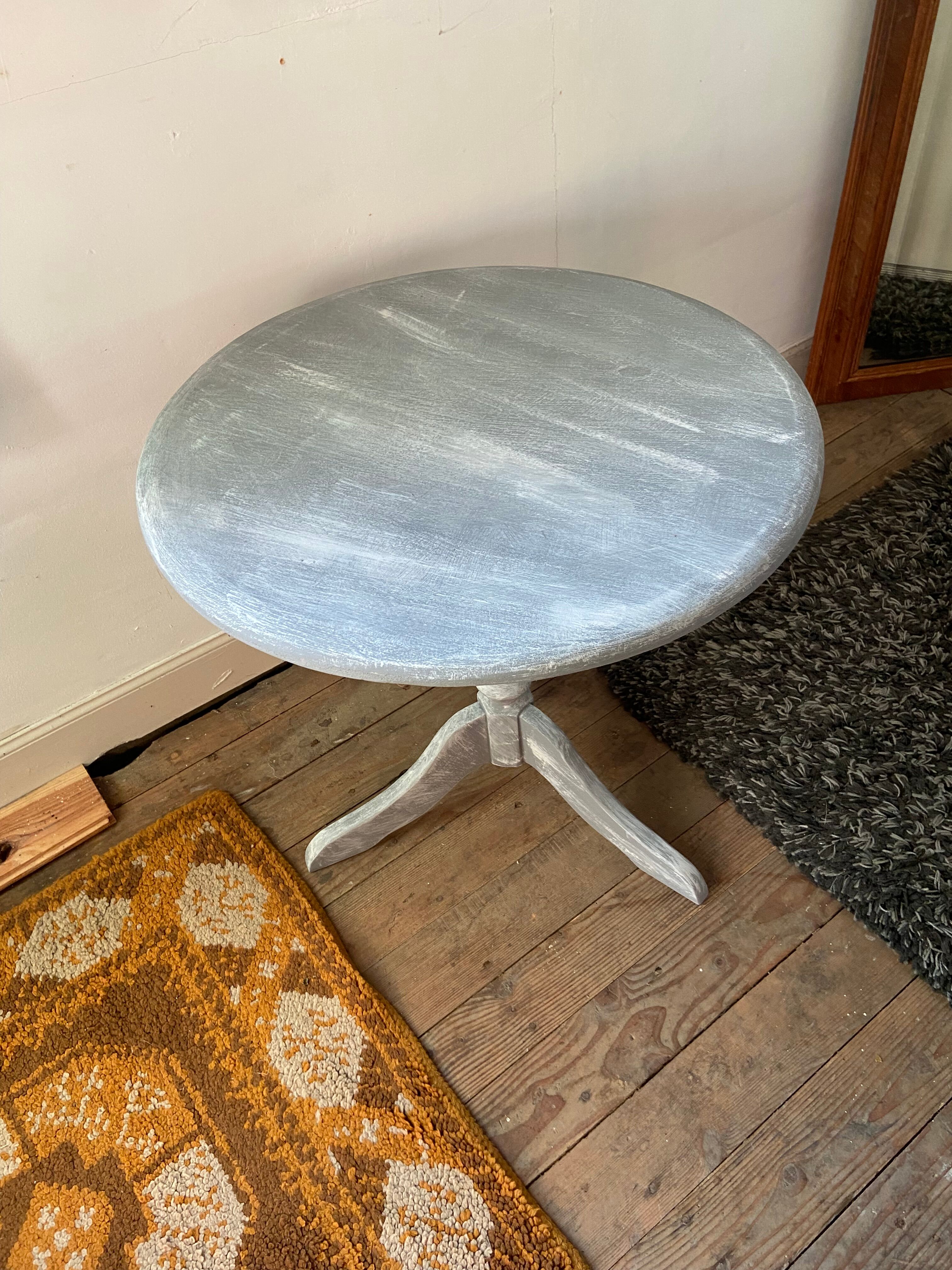 Patinated wooden pedestal table