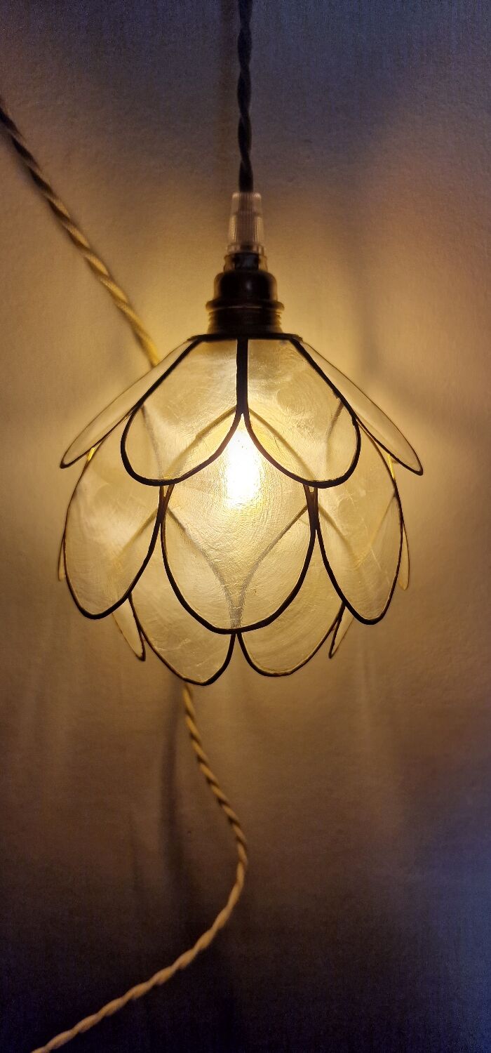 Mother-of-pearl flower in portable lamp or suspension