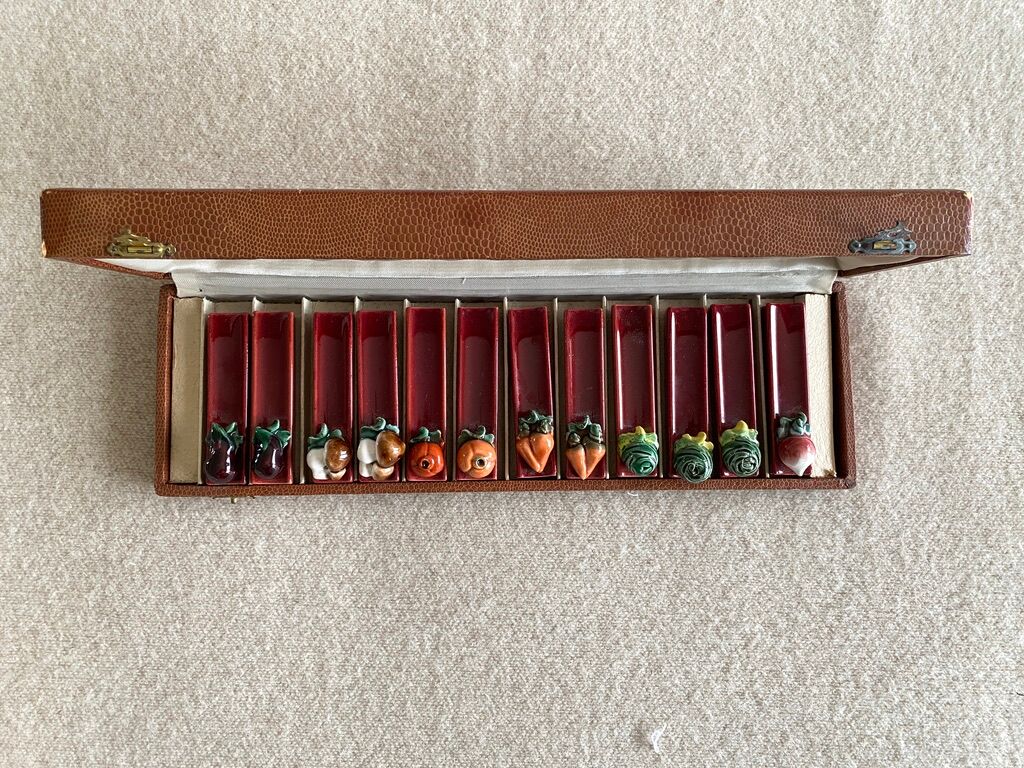 Box of 12 knife doors "vegetables" - earthenware - 8,5x2 cm