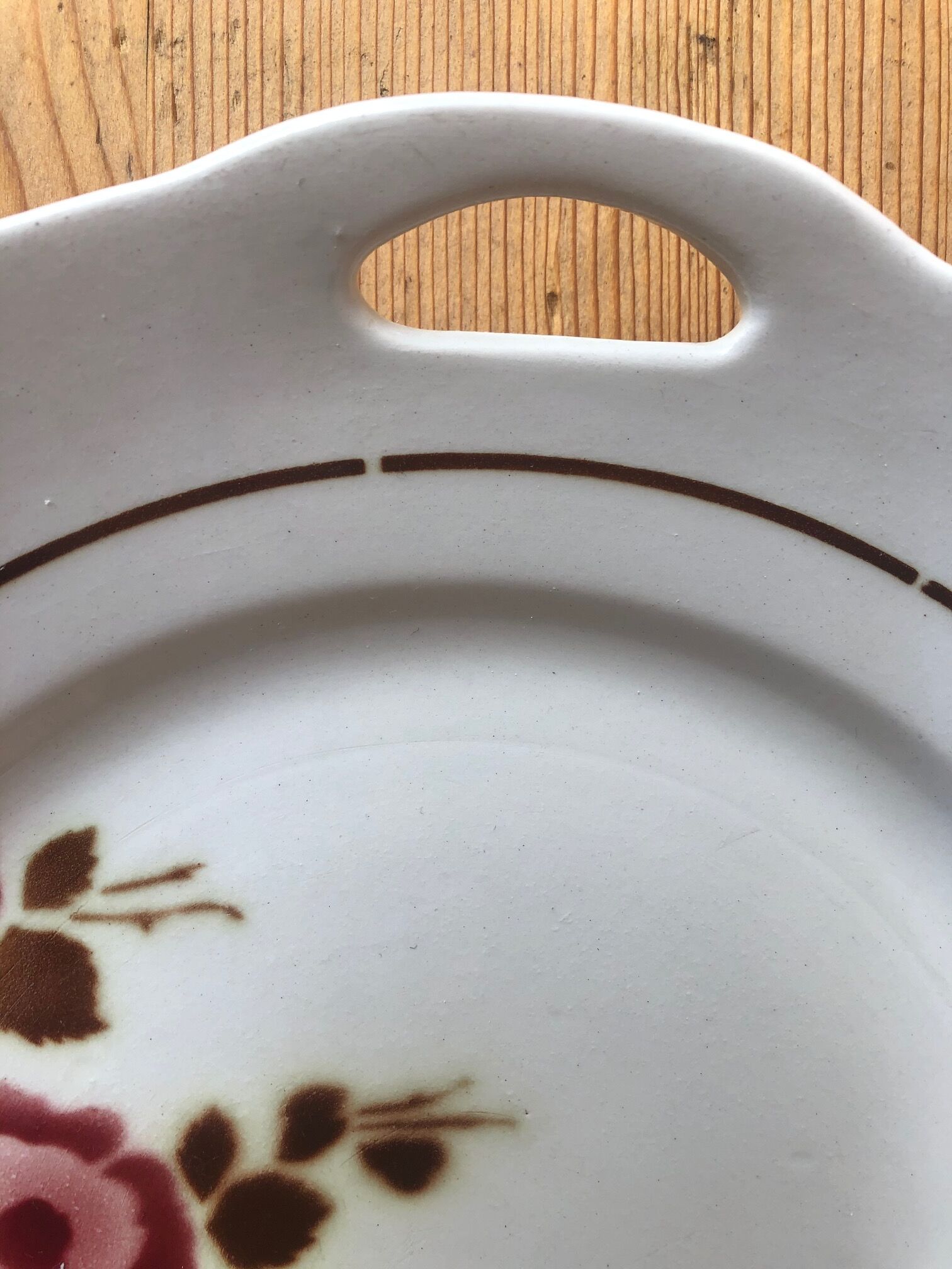 Cake dish with coves St Amand Very nice red and brown floral décor