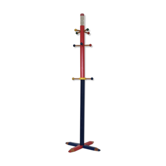 Coat rack in the shape of a pencil