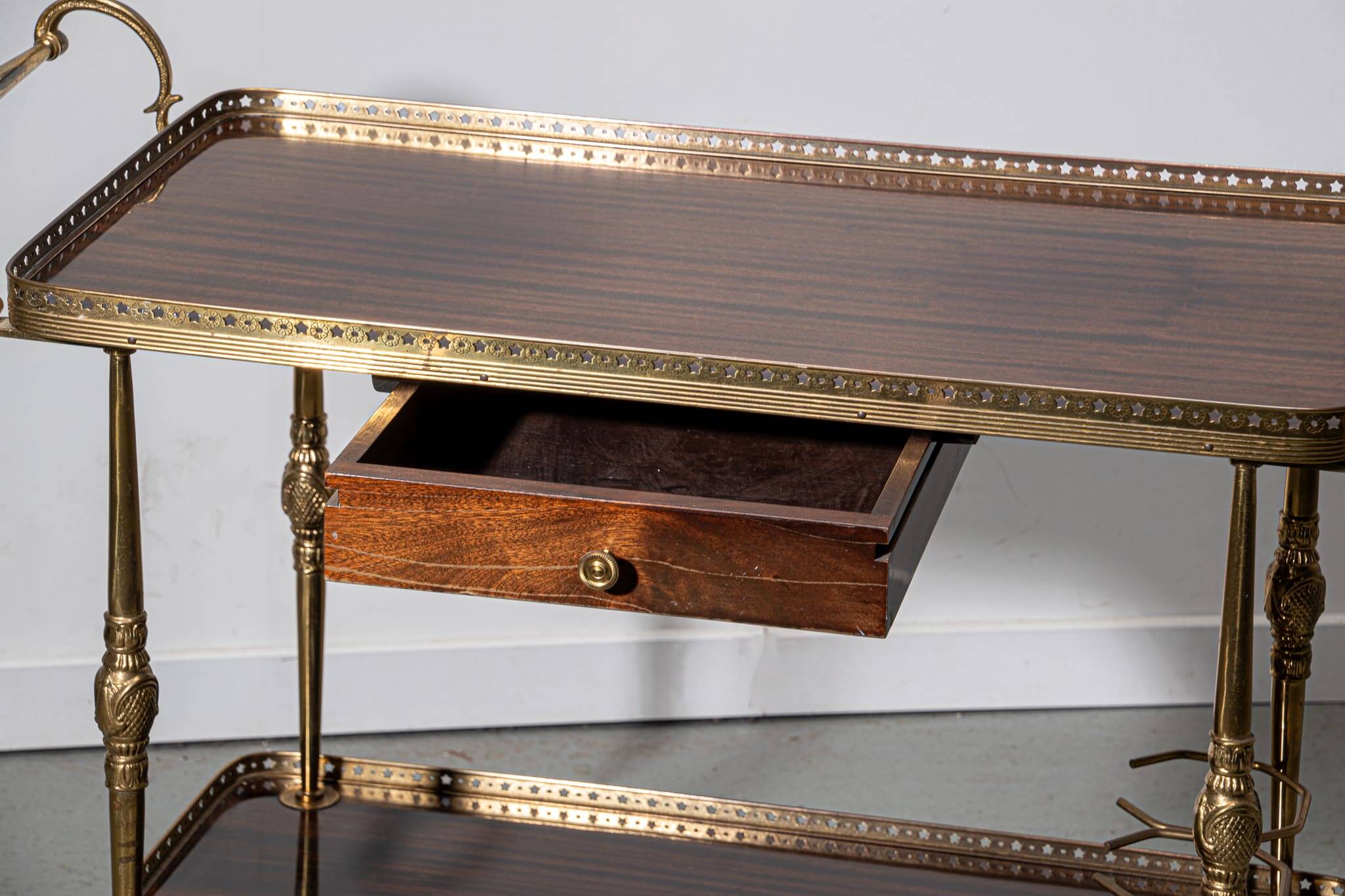 Desserte en acajou et laiton vers 1950