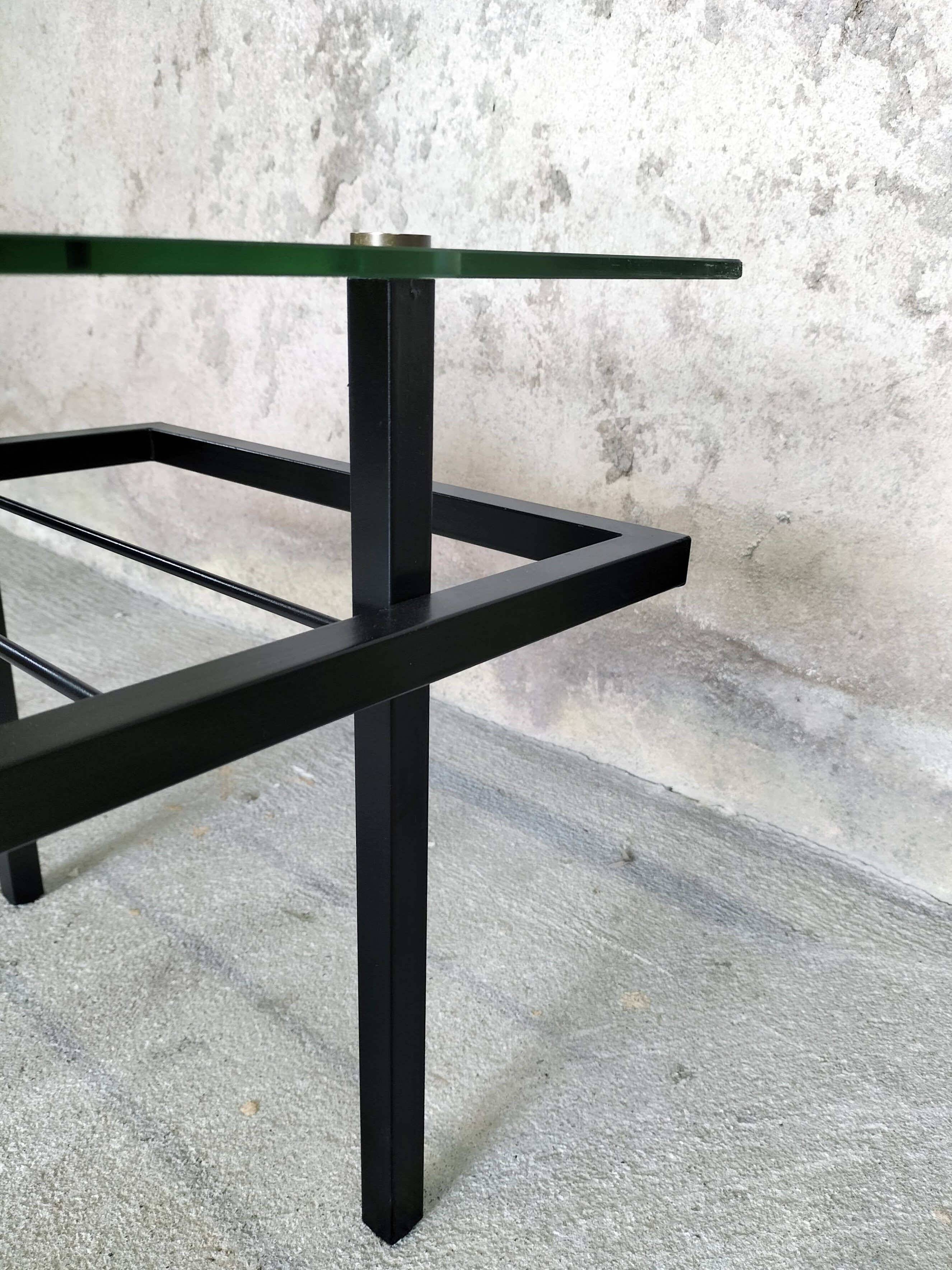 Table basse en verre, métal et laiton