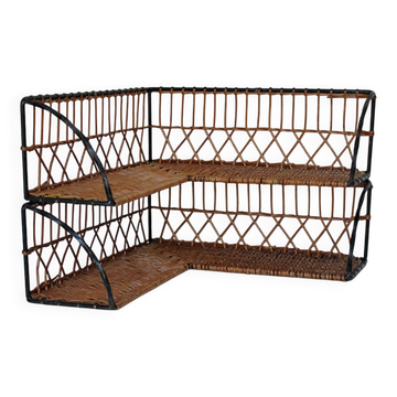Pair of corner shelves in wicker with a metal frame