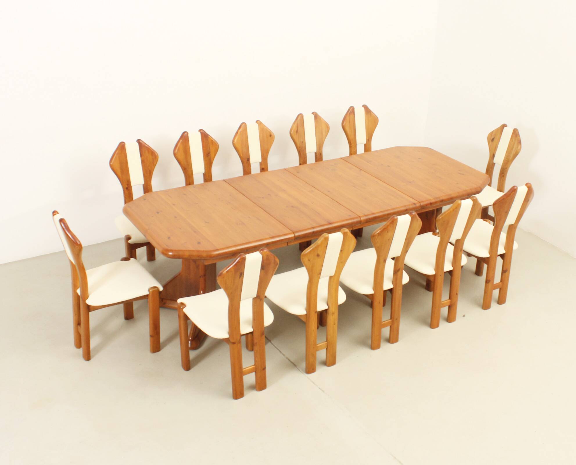 Large extendable Danish dining table in solid pine, 1970s.