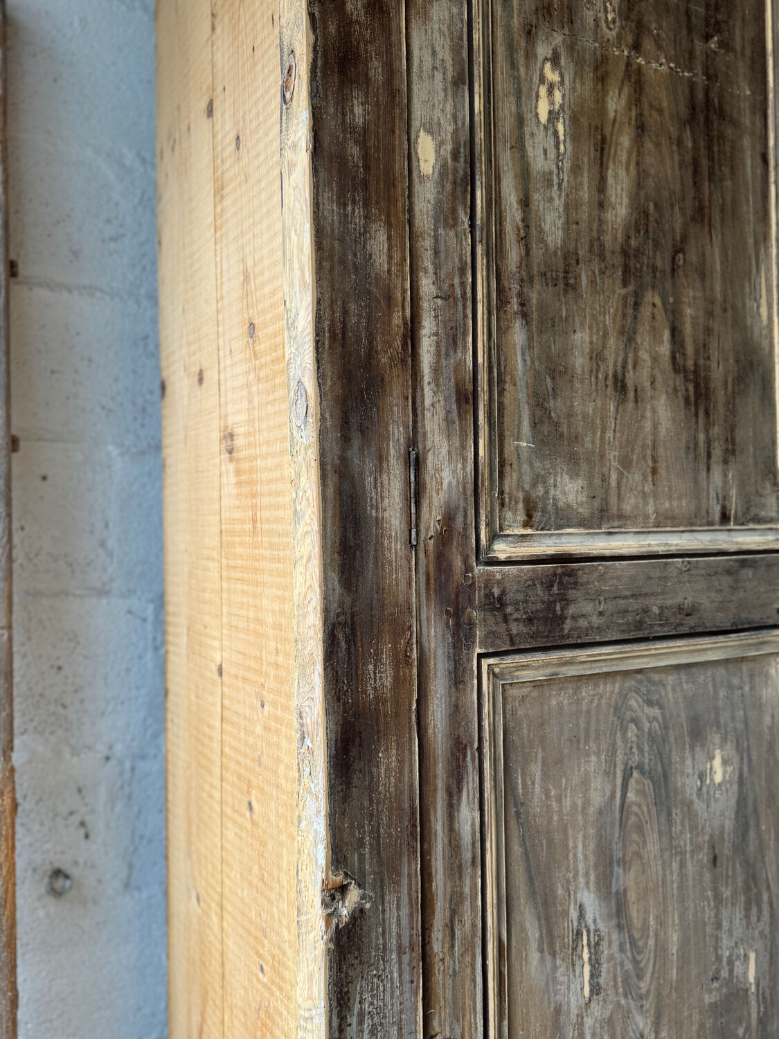 L’armoire ancienne patinée