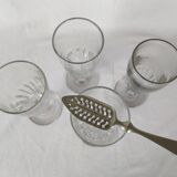 Ensemble de 4 verres antiques français absinthe soufflées avec une cuillère d’absinthe