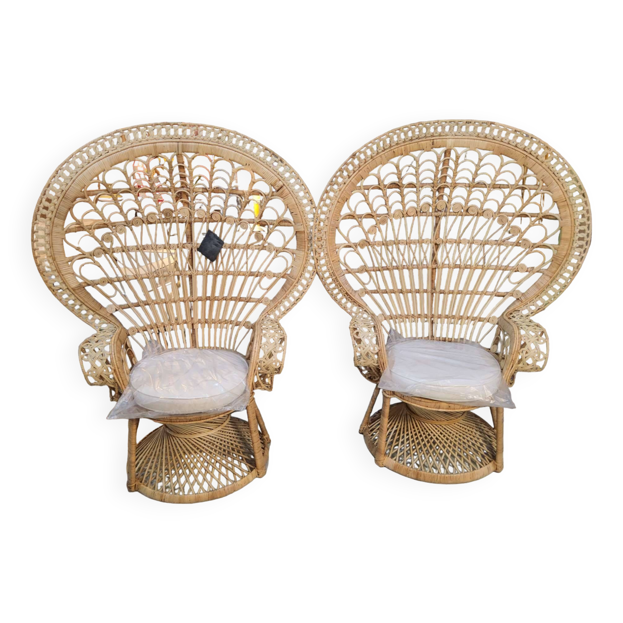 Paires de fauteuils emmanuelle Emmanuelle