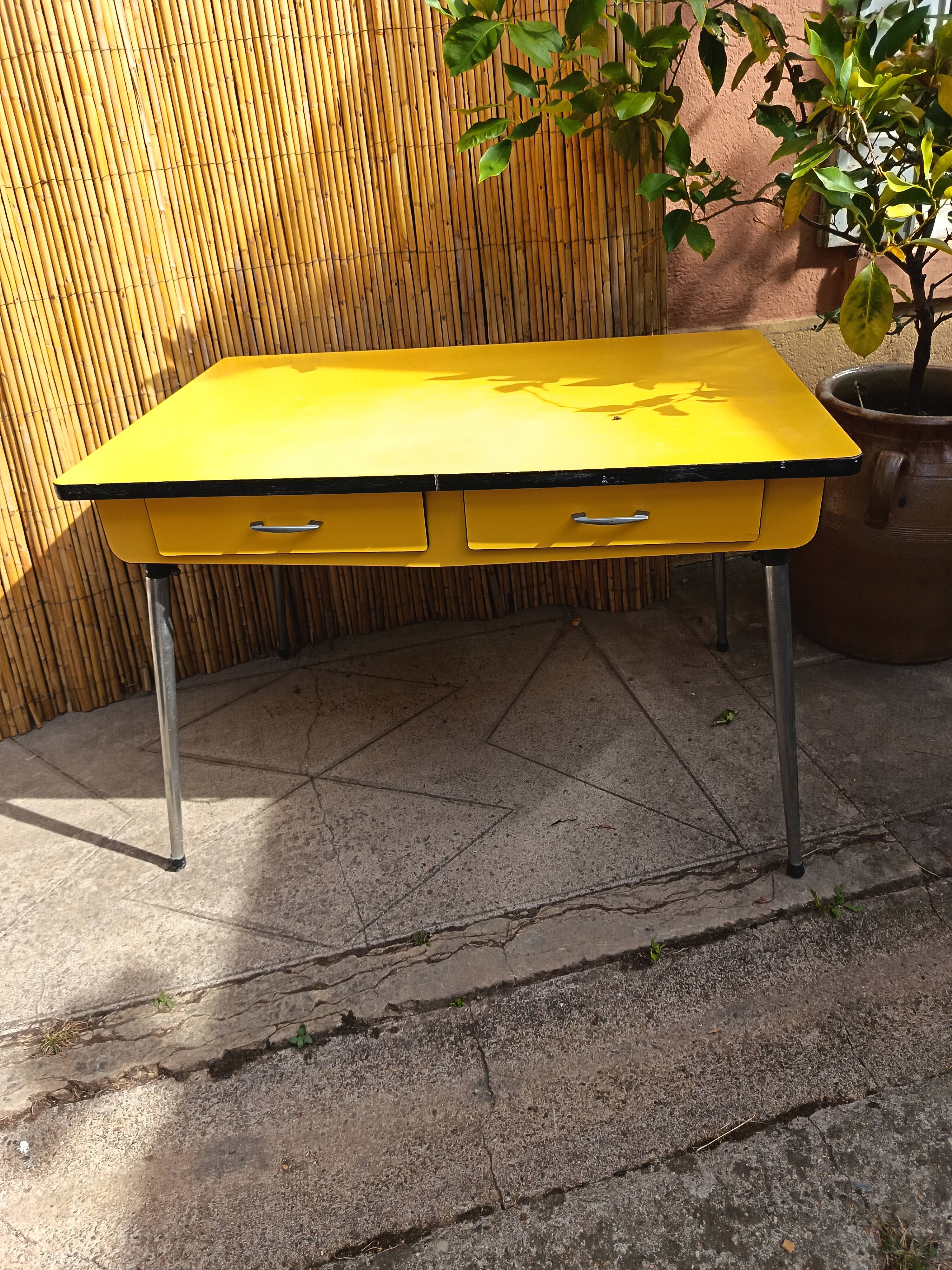 Table en formica jaune vif années 70