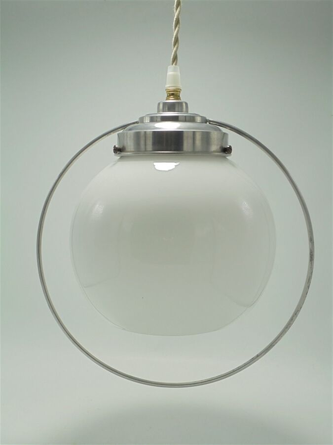 Opaline globe suspension