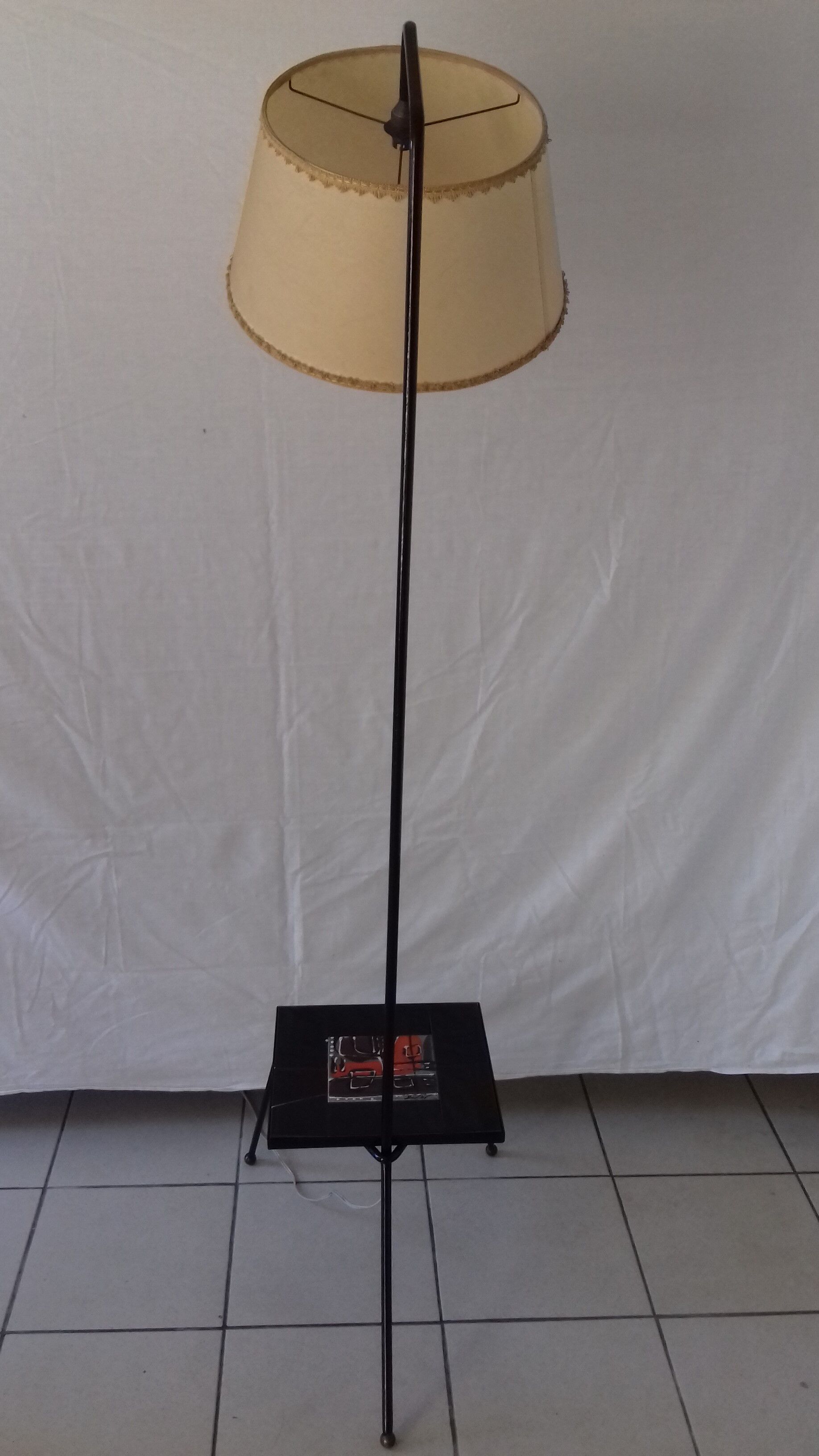 Tripod floor lamp