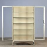 Armoire à pharmacie en fer, années 1930