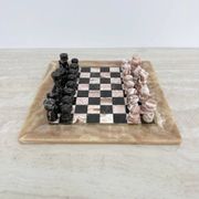 Échiquier en marbre rose et noir vintage avec des pièces en laiton, années 1970, Italie