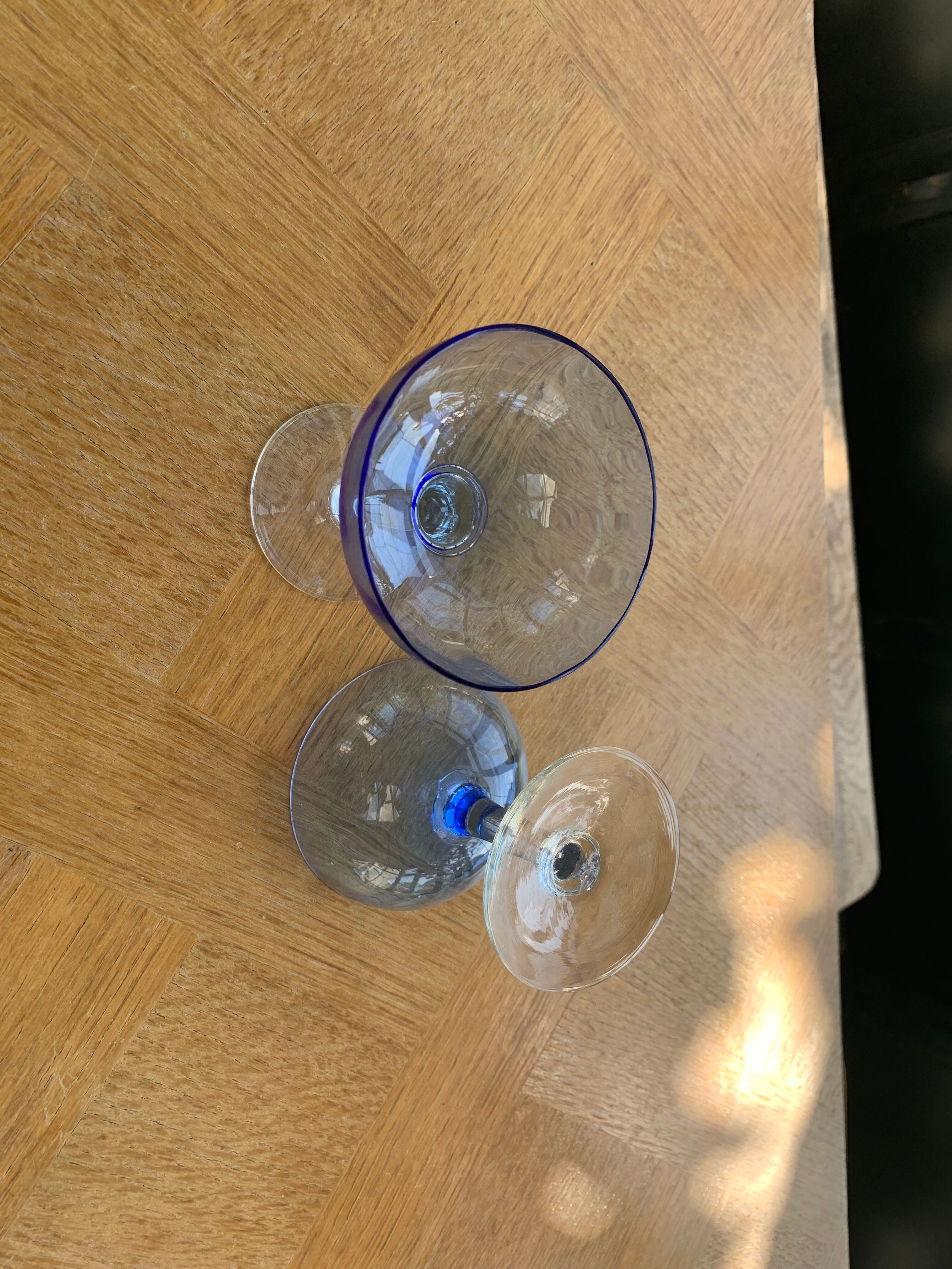 6 champagne glasses in blue glass and vintage transparent base