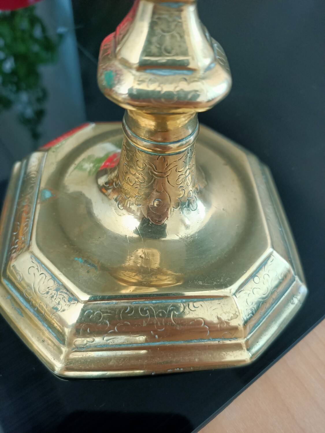Bougeoirs ciselés en bronze doré