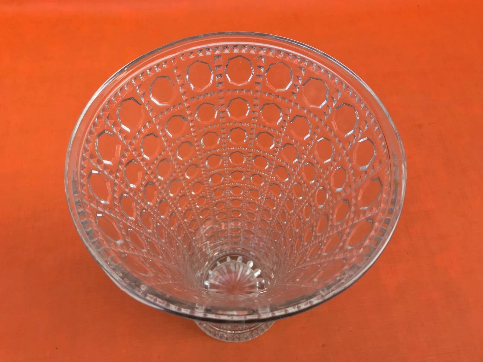 Vase en verre moulé transparent à décor de facettes, années 1950