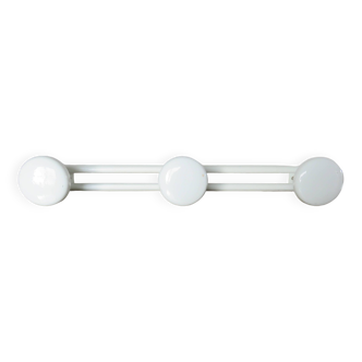 Wall coat rack in white lacquered metal with 3 hooks, 1970.