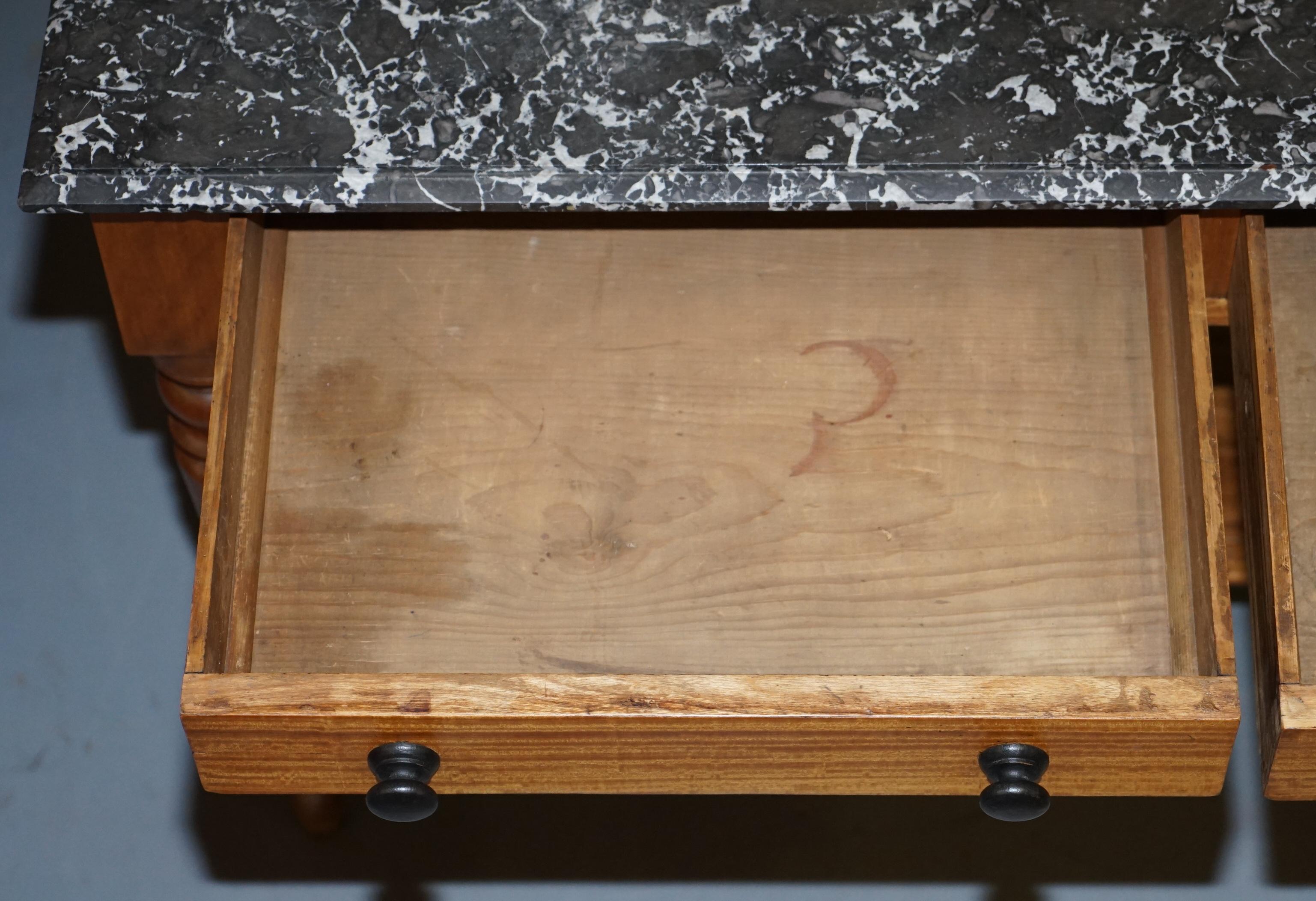 Victorian writing desk or console from 1880 in satin wood and marble.