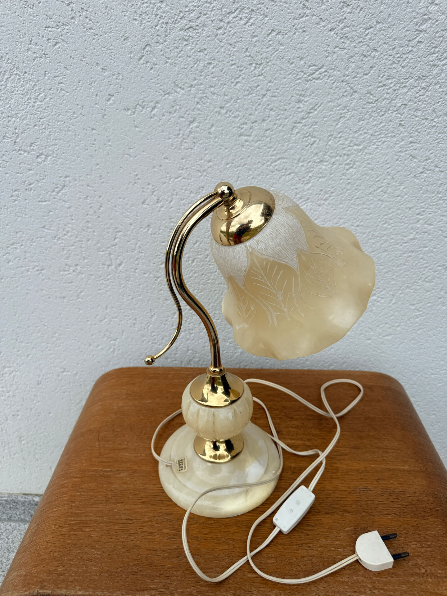 Vintage table lamp in alabaster and gilded brass, Spain.