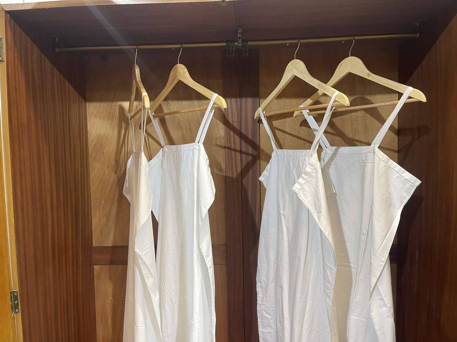 Penderie anglaise art déco en noyer des années 1930