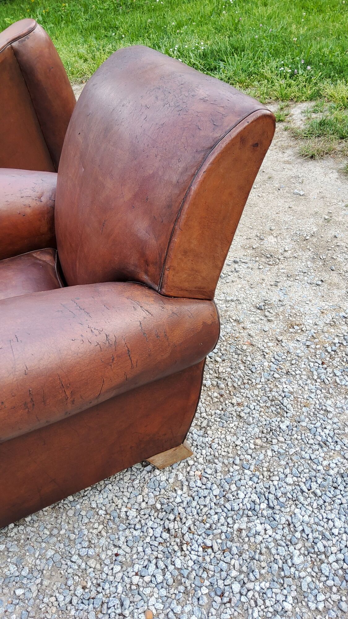 Paire de fauteuils club en cuir brun des années 30