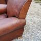 Paire de fauteuils club en cuir brun des années 30