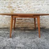 Oak table has two vintage extensions