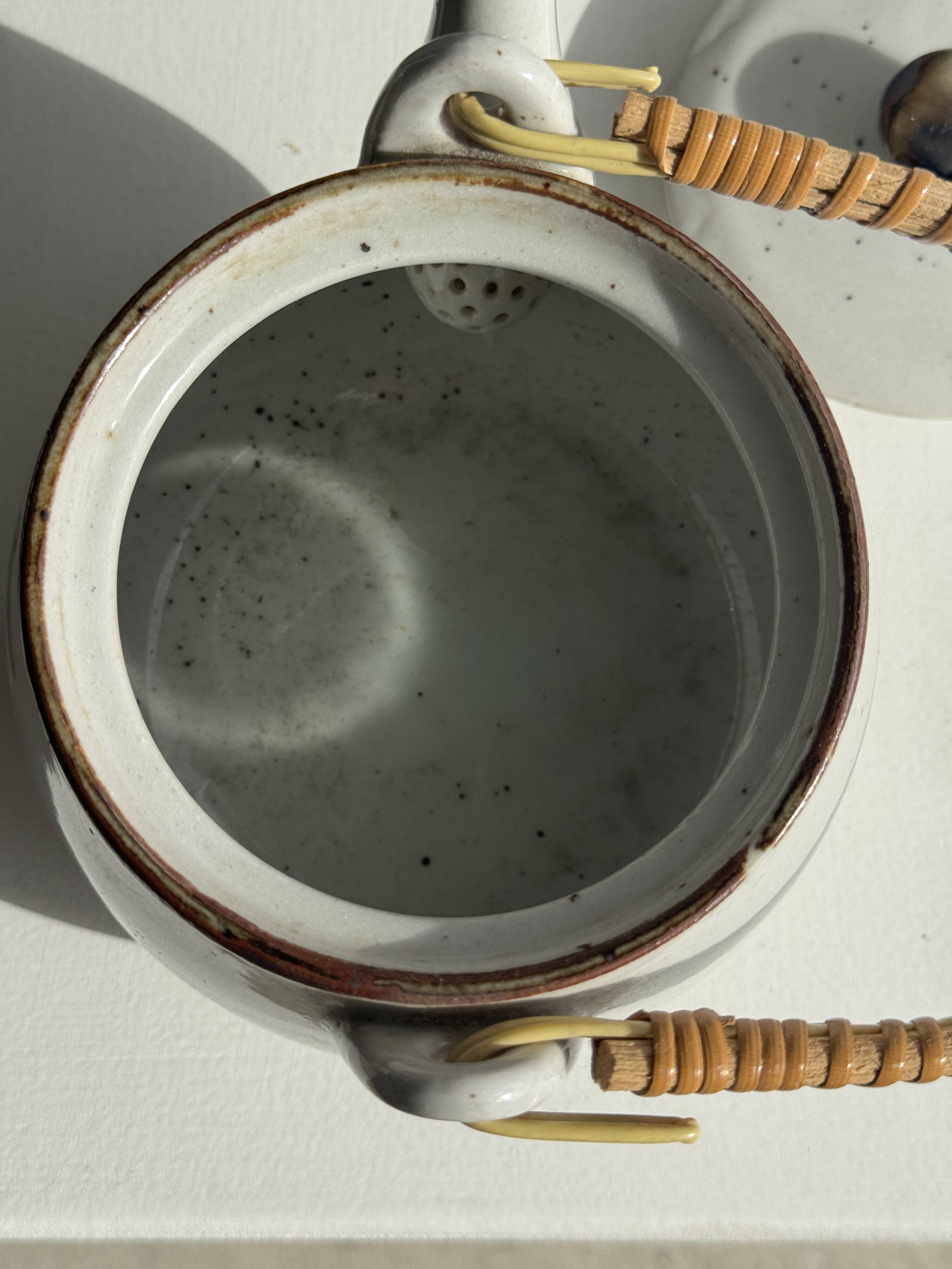 Petite théière asiatique en grès anse en rotin H11 D10