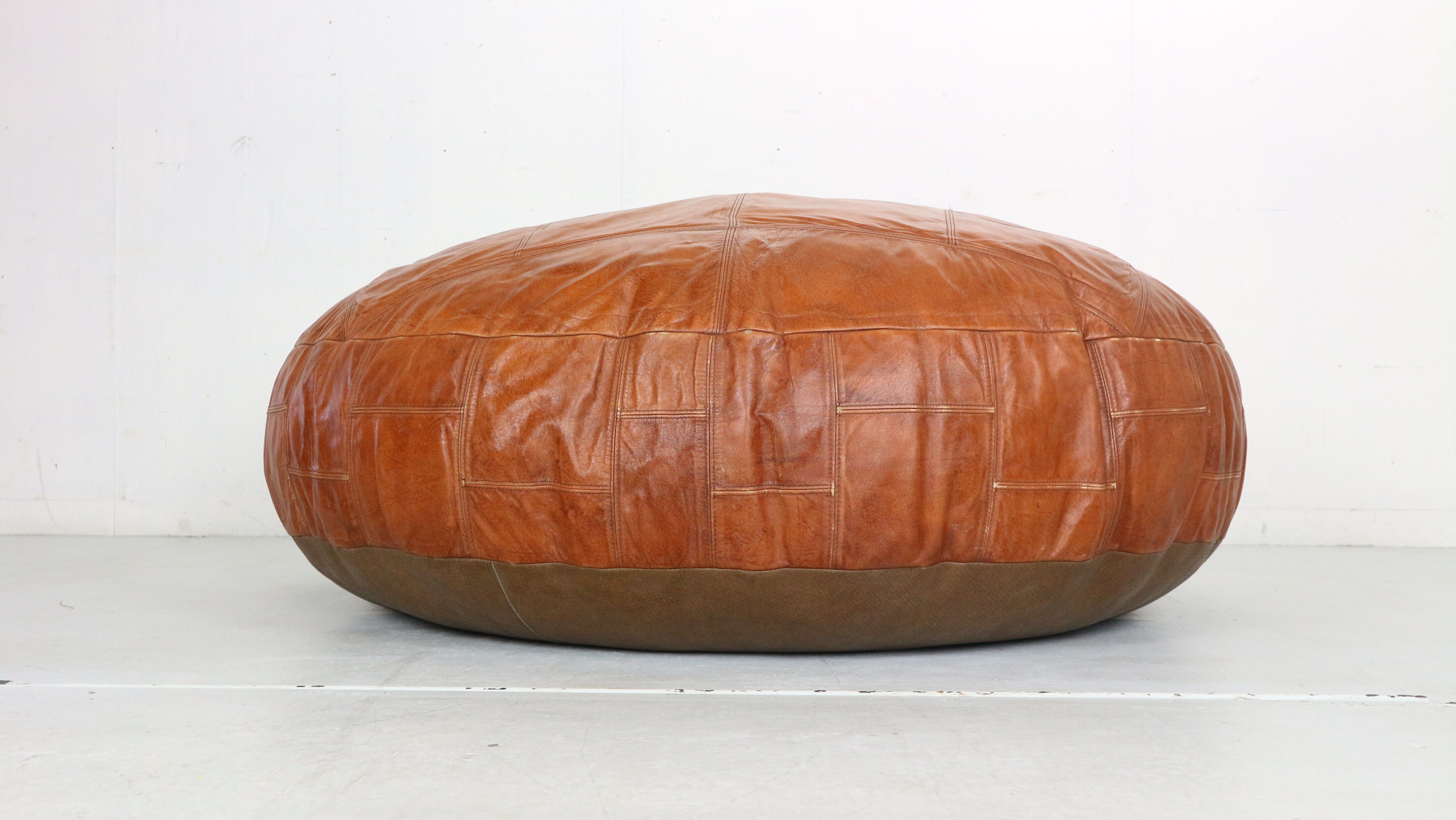 Pouf en cuir de couleur cognac 1960